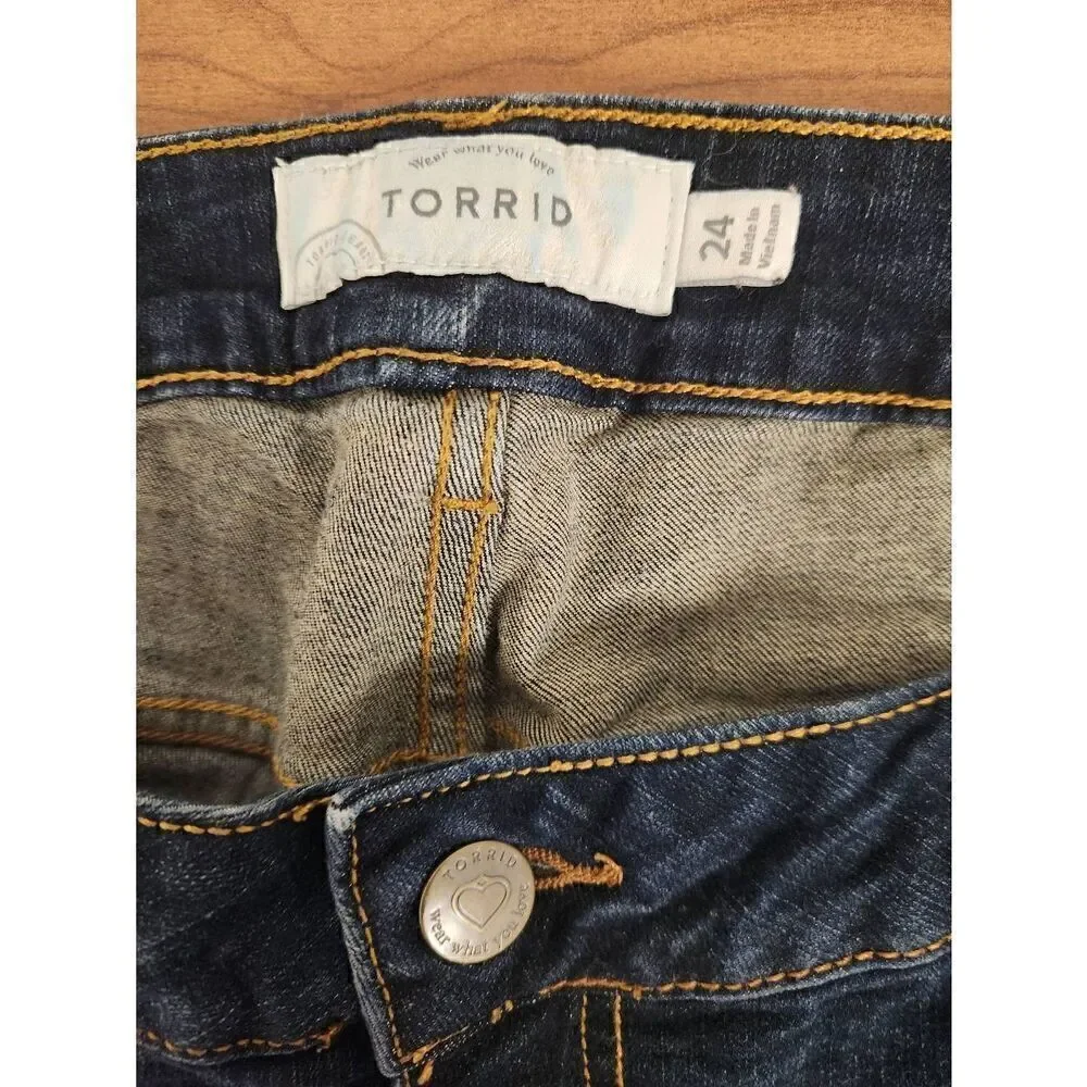 Torrid 24 slimming boot blue denim jeans. Measures approx 46 waist x 31 inseam x